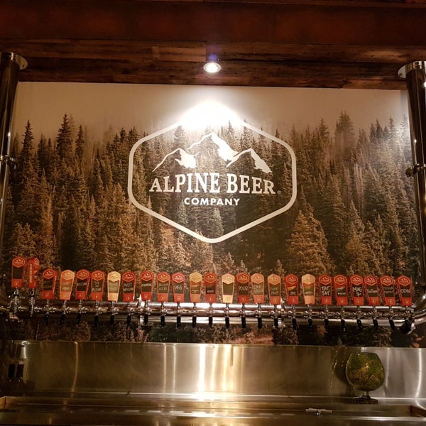 Foto tirada no(a) Alpine Beer Company Pub por Johan W. em 1/17/2019