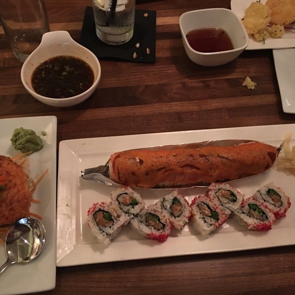 รูปภาพถ่ายที่ Uni Sushi โดย Lauren E. เมื่อ 10/16/2016