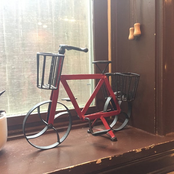 Foto scattata a Red Bicycle Coffee &amp; Crepes da Johanna E. il 8/19/2017