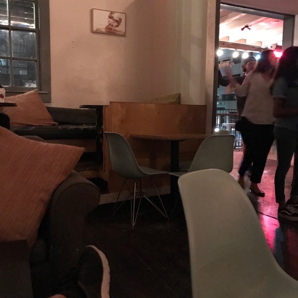 Das Foto wurde bei Halcyon Coffee, Bar &amp; Lounge von Karthic H. am 10/27/2018 aufgenommen