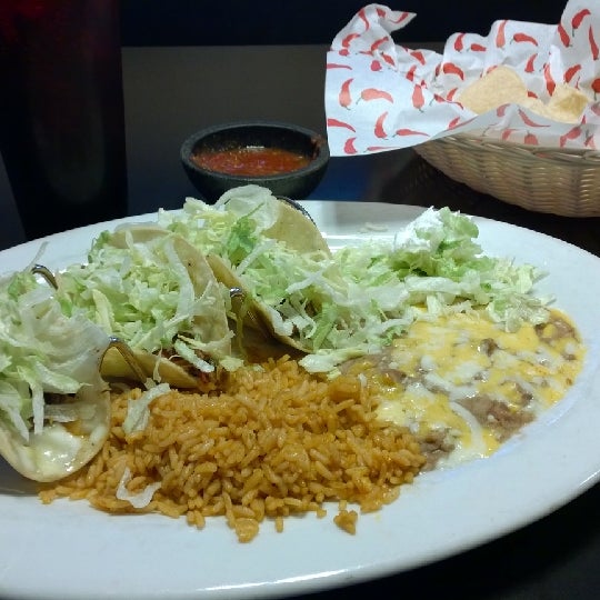 Foto diambil di Salsa Leedos Mexican Grill oleh Brian M. pada 6/10/2014