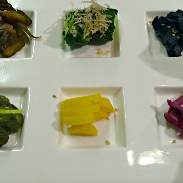 Oshinko morawase, selection of pickled veggies.
