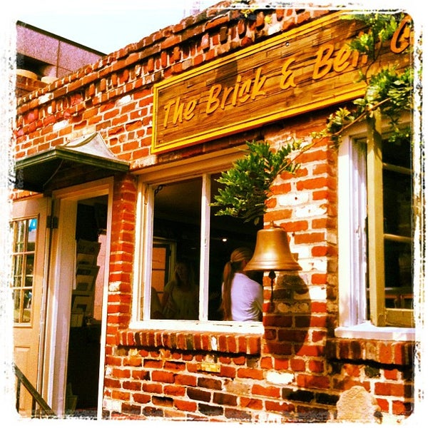 Foto diambil di Brick &amp; Bell Cafe - La Jolla oleh Olivier P. pada 9/22/2012