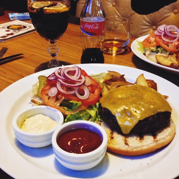 Бургер "Рашпер" (380 руб) - огромная сочная котлета из мраморного мяса, булочка с кунжутом,сет из овощей,картошечка по-деревенски. Этот бургер - бентли среди бургеров!!🍔👍➡️➡️vk.com/sandwich_porn⬅️⬅️