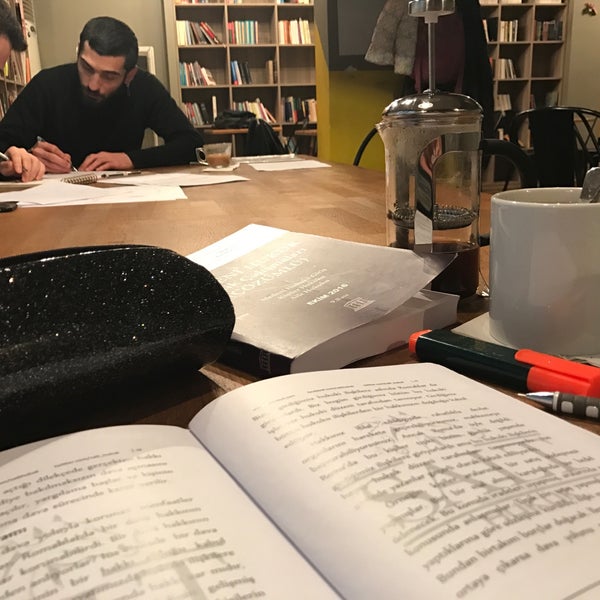 Photo taken at Tasarım Bookshop Cafe by Şeyda S. on 12/31/2016