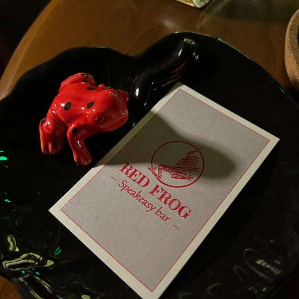 รูปภาพถ่ายที่ Red Frog Speakeasy Bar โดย Tian F. เมื่อ 12/14/2022