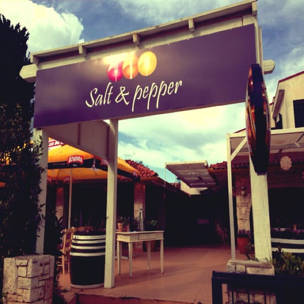 รูปภาพถ่ายที่ Salt &amp; Pepper โดย Natasa B. เมื่อ 8/8/2013