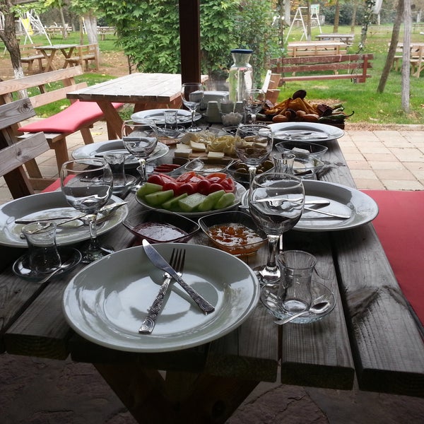 Das Foto wurde bei Melek Garden Restaurant von Ozgur T. am 12/9/2017 aufgenommen