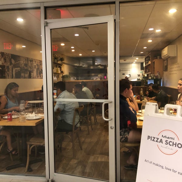 Foto tirada no(a) Mister O1 Extraordinary Pizza por Shannon J. em 2/4/2019