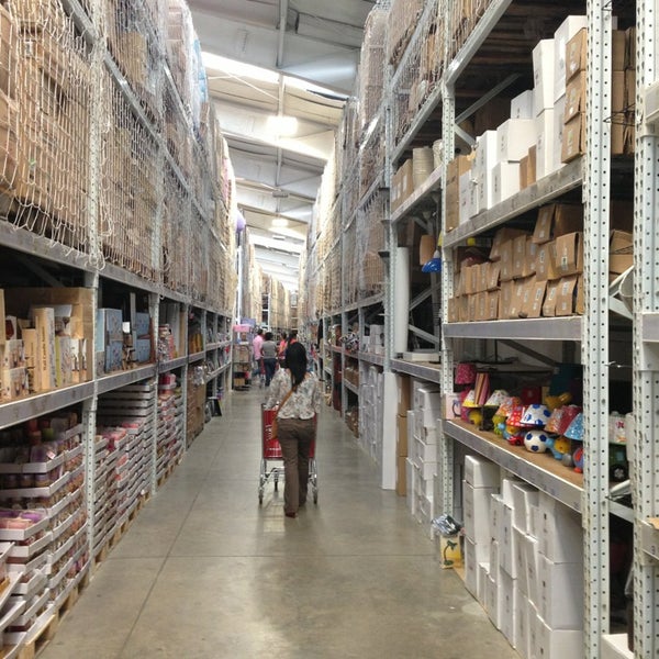 Pequeño Mundo Gran tienda en Escazu