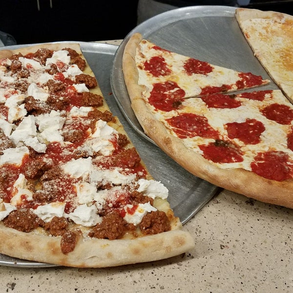 Снимок сделан в Vesuvio Pizzeria &amp; Restaurant пользователем Jes L. 5/31/2018