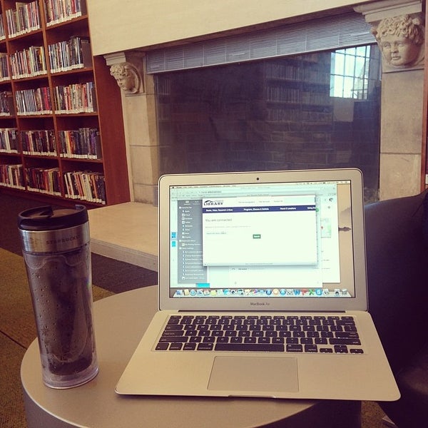3/30/2014にLarisa R.がToronto Public Library - Bloor Gladstone Branchで撮った写真