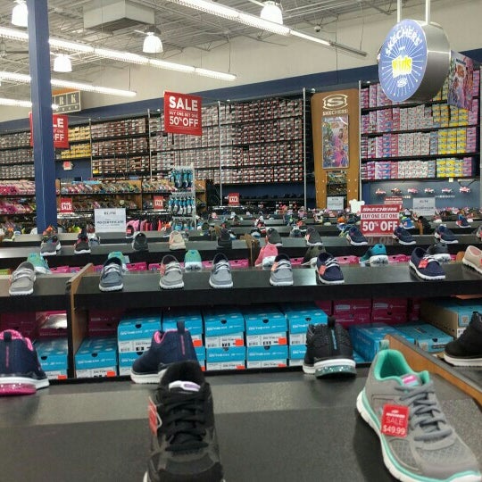 SKECHERS Warehouse Outlet - 6100 