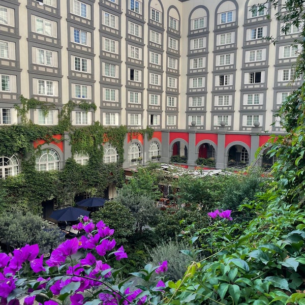 รูปภาพถ่ายที่ Four Seasons Hotel โดย Deem เมื่อ 6/9/2023