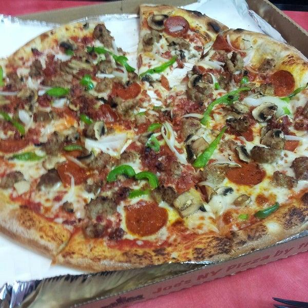 Снимок сделан в Joe’s New York Pizza пользователем Mark B. 12/14/2013
