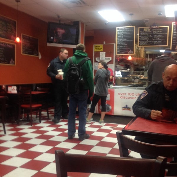 12/14/2013에 Shirley B.님이 Joe’s New York Pizza에서 찍은 사진