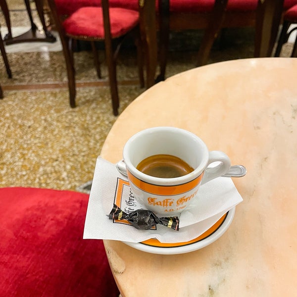 รูปภาพถ่ายที่ Antico Caffè Greco โดย Kholoud AA เมื่อ 2/12/2024