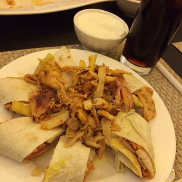 Photo taken at Ennap Restaurant مطعم عناب by Iᗰ ᖇIᗪᗩᗰᒍ on 4/3/2014