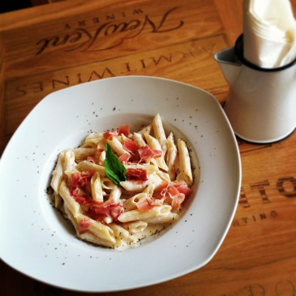 รูปภาพถ่ายที่ Margherita Pizza &amp; Vino โดย Adolfo I. เมื่อ 9/3/2013