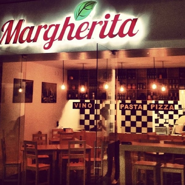 รูปภาพถ่ายที่ Margherita Pizza &amp; Vino โดย Adolfo I. เมื่อ 8/10/2013