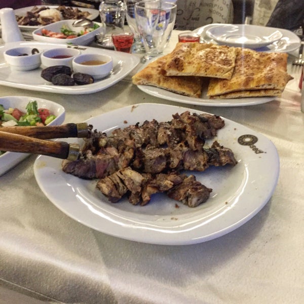 Foto diambil di Omsed Unlu Mamüller Cafe ve Restaurant oleh Latif 👑 İ. pada 5/28/2017
