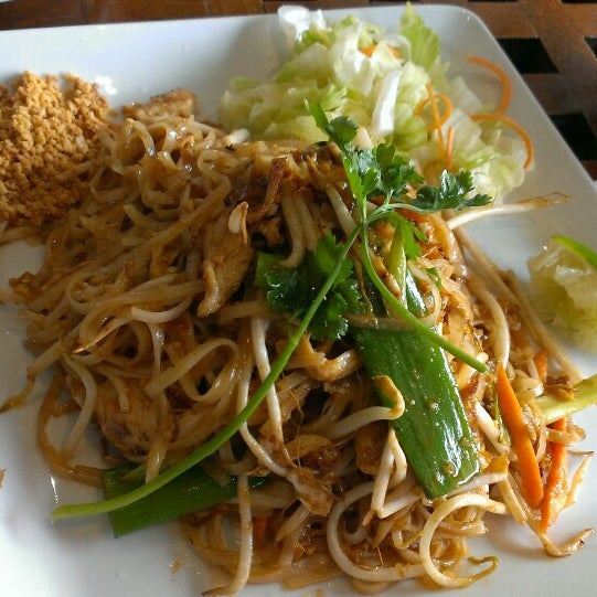 Снимок сделан в Thai Thai East Restaurant пользователем Ken T. 7/7/2015