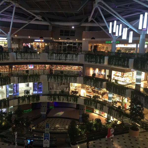 Foto tirada no(a) Mall of İstanbul por Ilhan V. em 8/31/2015