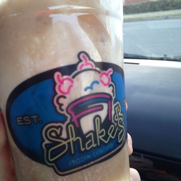 3/21/2014에 Elizabeth M.님이 Shake&#39;s Frozen Custard에서 찍은 사진