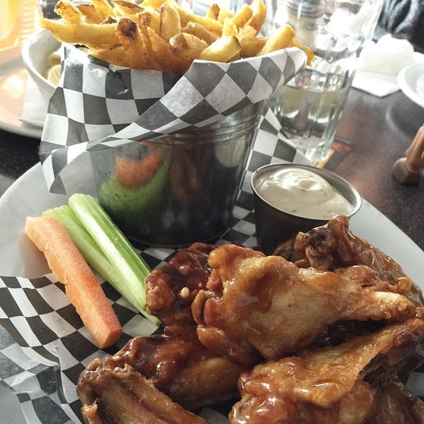 Boo Radley's Junction Bar and Grill 18 tips from 327 visitors