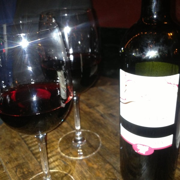 Foto tirada no(a) Dell&#39;uva Wine Bar &amp; Cafe por Diego S. em 8/26/2013