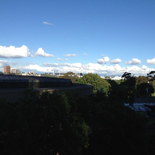 Foto tomada en Quay West Suites Melbourne  por Paul T. el 11/18/2012