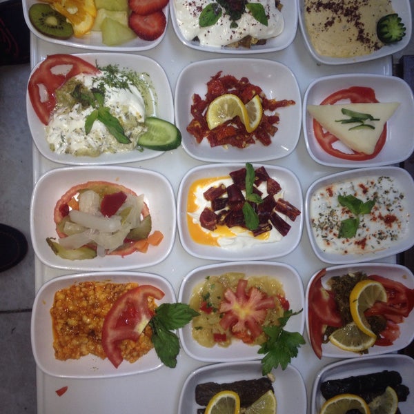 Das Foto wurde bei Tek Kadeh Restaurant von Latif Ç. am 6/16/2015 aufgenommen