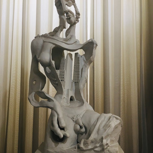 Eghishe charenc. Eghishe charenc mayr. кочар ерванд пространств еннве скульптуры. ереван скульптуры здание. ерванд кочар 5 ереван.