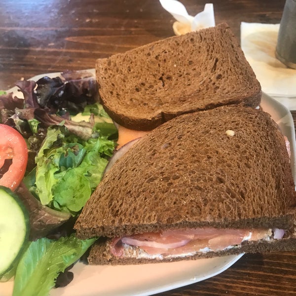 The tuna melt with gruyere cheese is the best as are the bagels with cream cheese, the lox panini and pots of tea. If you want a healthy option go for the smoothies here or the lox scramble.