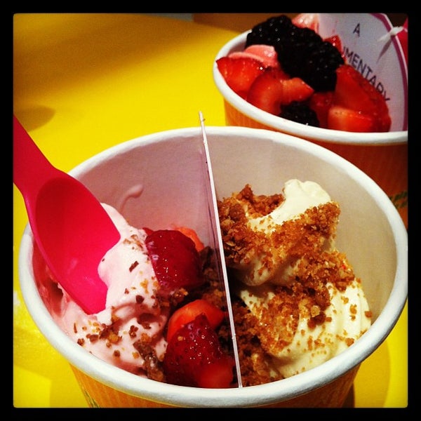 Foto tirada no(a) Yooglers Frozen Yogurt por Sasha K. em 6/27/2013