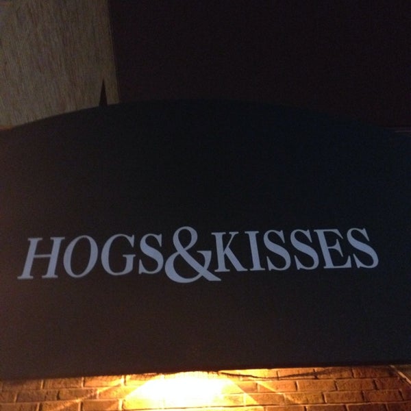 Das Foto wurde bei Hogs &amp; Kisses von Shanna S. am 3/7/2014 aufgenommen