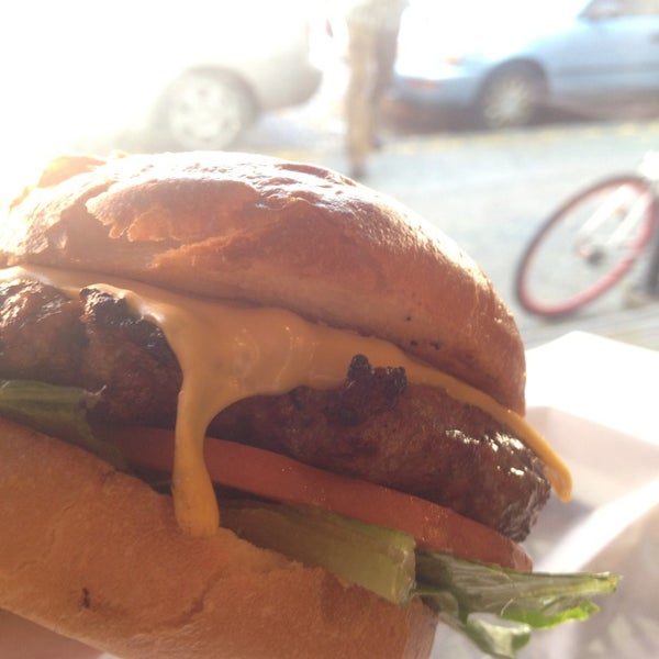 รูปภาพถ่ายที่ Pop&#39;s Burger โดย Rawb L. เมื่อ 10/2/2013