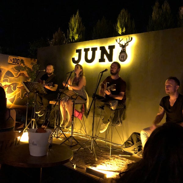 Foto diambil di Jun Bistro Pub oleh Erdinç pada 9/2/2018