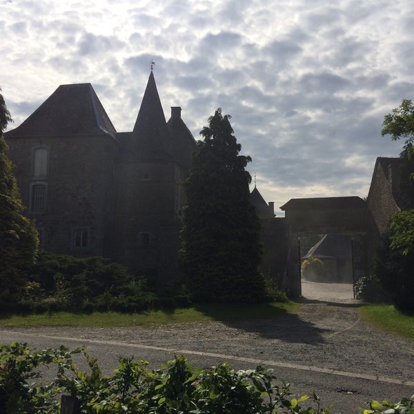 รูปภาพถ่ายที่ Château de la Poste โดย Stepan Steve K. เมื่อ 6/26/2015