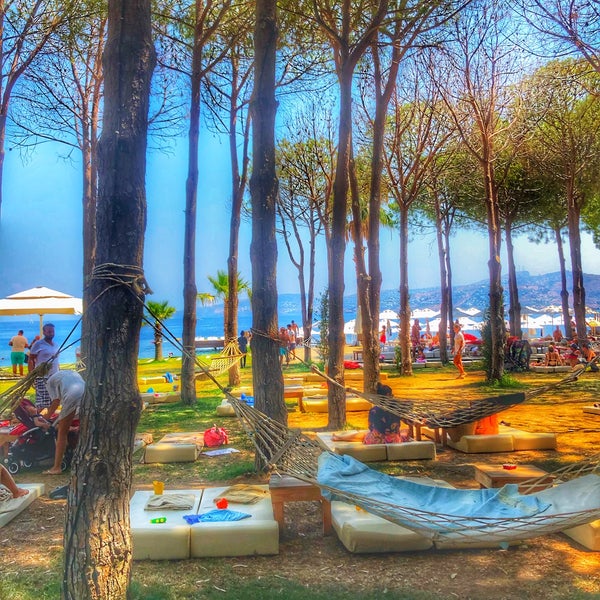 Foto tirada no(a) Dodo Beach Club por Güler Y. em 8/15/2019