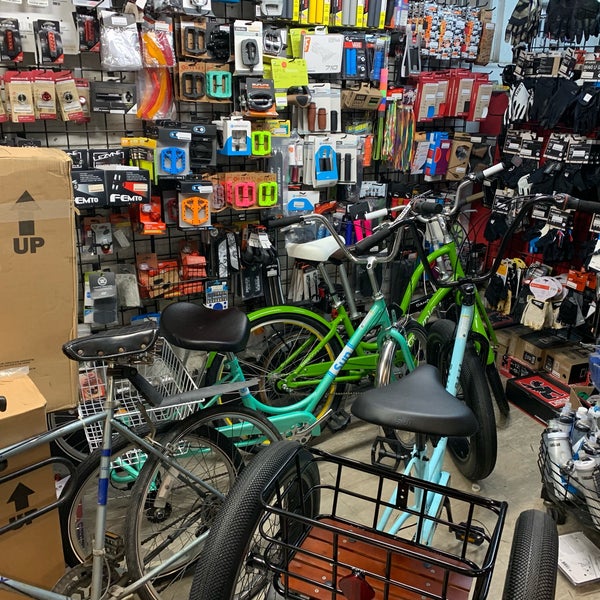 รูปภาพถ่ายที่ Bicycle Michael&#39;s โดย Tim E. เมื่อ 6/17/2019