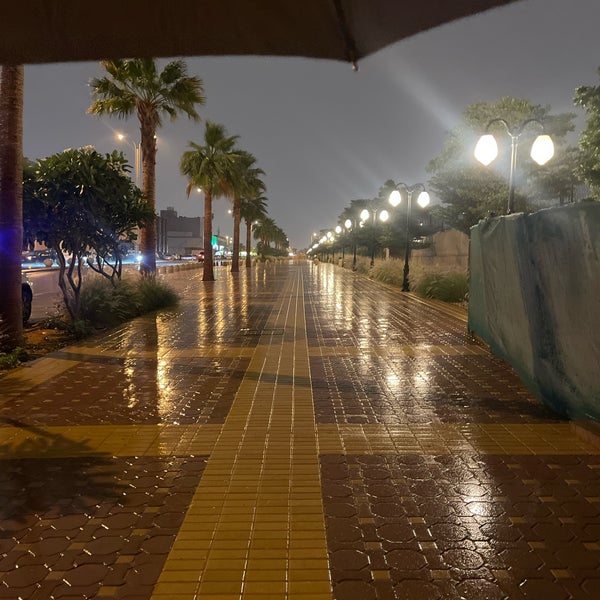 Foto tirada no(a) King Abdullah Road Walk por نجد 🩶 em 4/30/2024
