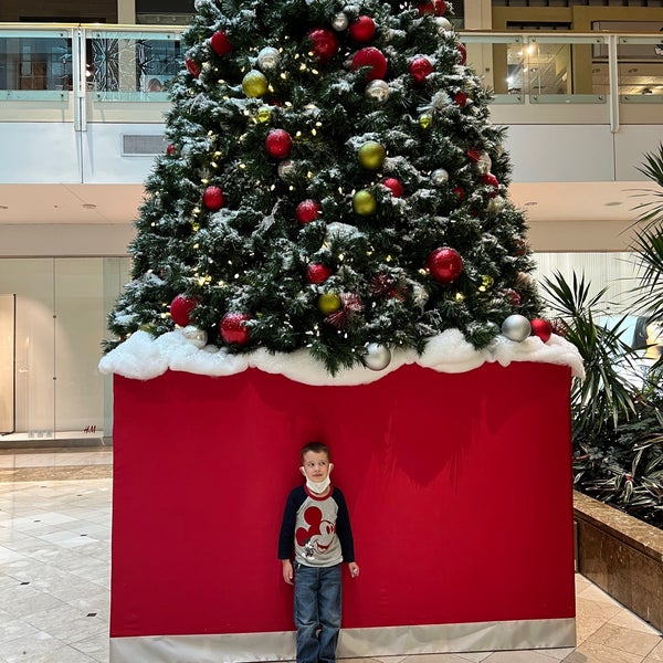 Hawthrone Mall Inside Christmas Time 2022 Photos At Hawthorn Mall - Shopping Mall In Vernon Hills