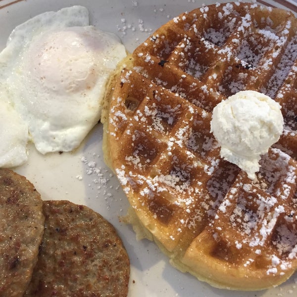 7/16/2017에 Lee M.님이 Johnny D&#39;s Waffles and Bakery에서 찍은 사진
