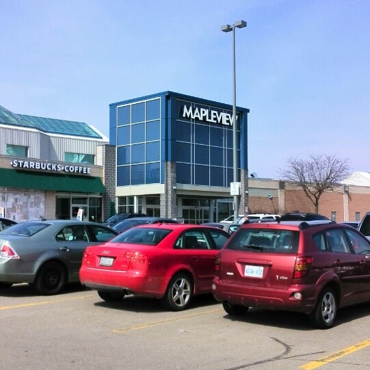Foto tirada no(a) Mapleview Shopping Centre por Athar A. em 4/13/2014