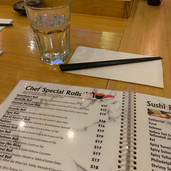 Foto tirada no(a) Zen Ramen &amp; Sushi por Gina P. em 11/3/2019