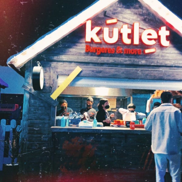 รูปภาพถ่ายที่ Kutlet โดย Atheer เมื่อ 12/1/2021