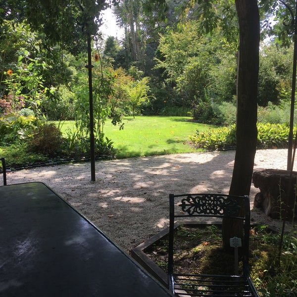 Photo taken at Trompenburg Tuinen &amp; Arboretum by Noor d. on 8/21/2022