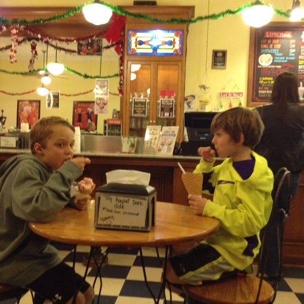 Photo taken at Beth Marie&#39;s Old Fashioned Ice Cream &amp; Soda Fountain by Fred M. on 12/29/2013