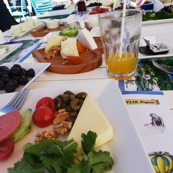 Снимок сделан в Q Beach Restaurant Lounge пользователем Ayşegül E. 11/10/2019